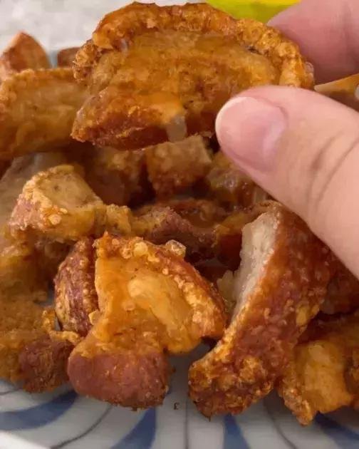 como fazer torresmo sequinho e sem estouros de forma simples