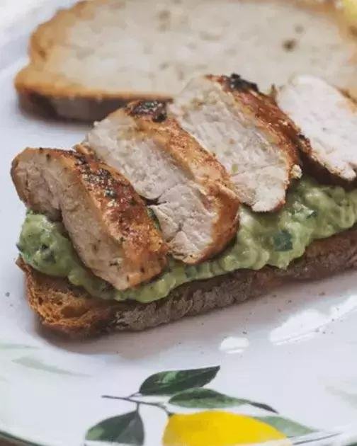 como fazer um delicioso sanduiche de frango com abacate