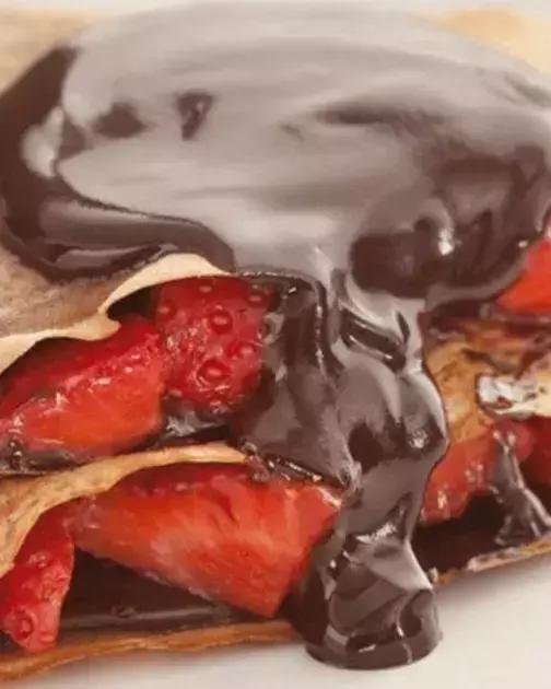 como fazer uma deliciosa sobremesa de panqueca de chocolate com morango