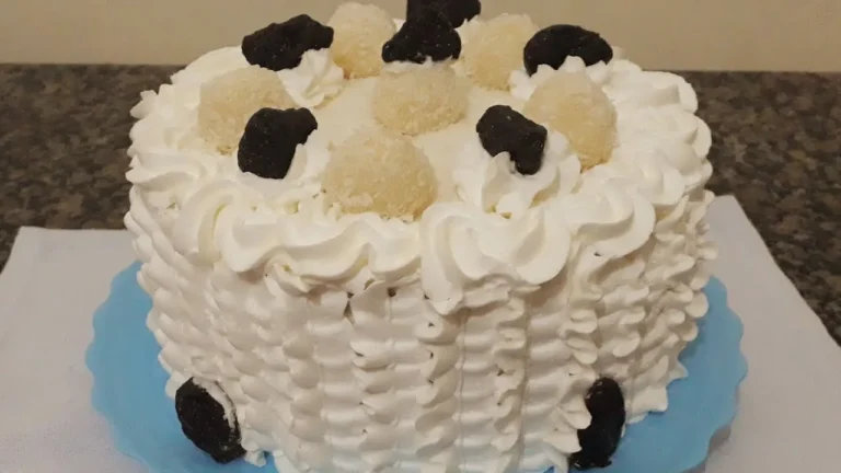 Esse bolo de coco com ameixa vai conquistar o coração de todo mundo!