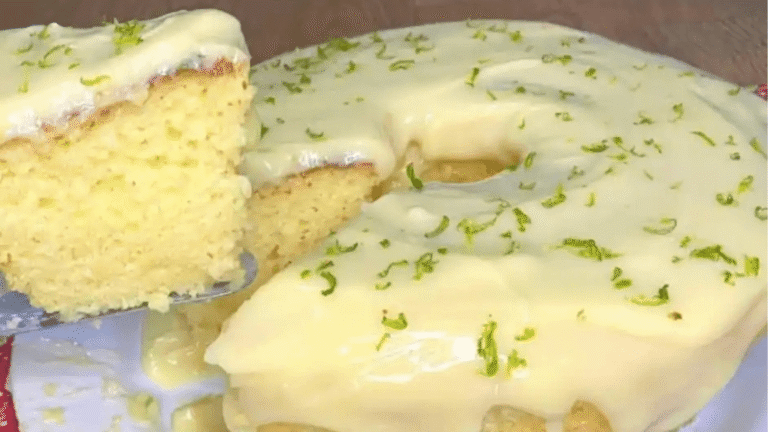 Fiz esse bolo de limão e o bouquet cítrico encantou todo mundo na minha casa