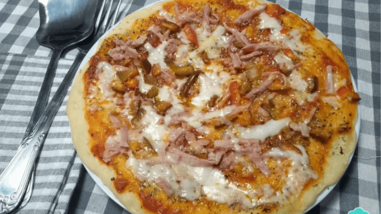 Pizza caseira com massa crocante e recheio que conquista qualquer paladar
